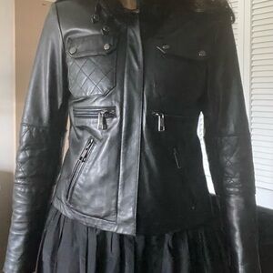 Leather Biker Jacket Faux Fur collar Cache size Medium Black soft leather